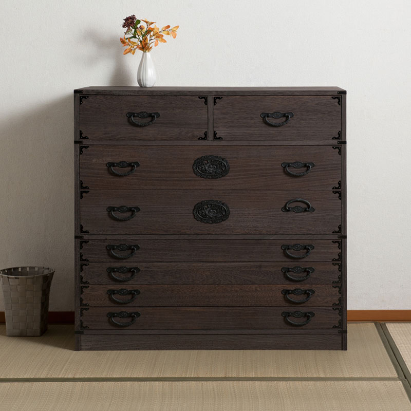 ■商品について/現代の暮らしに寄り添う日本の心と伝統美を落とし込んだ焼桐民芸箪笥【Jidai】時代シリーズ。表面をバーナーで焼き付け凹凸感を炙り出した重厚感ある仕上げ。マットブラックが光るどっしりとし