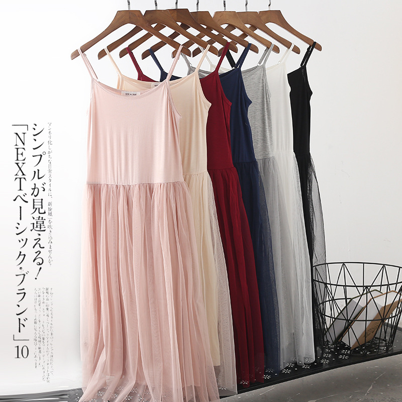 さらりとインナーワンピは春夏のレイヤードコーデにぴったり！ ふんわりと広がるシルエットが素敵。 ロングワンピに合わせて着こなしたい、おすすめのアイテムです。 インナーだけど、見えてもOK。快適、かつコ