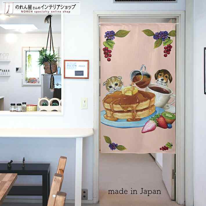 織物の町、群馬県桐生市で生産された市松レースに最新の印刷技術で丁寧にプリントしたのれんです。可愛い犬猫柄なので飾ると賑やかになります。【仕様】サイズ：幅 約85cm、丈 約150cm素材：ポリエステル
