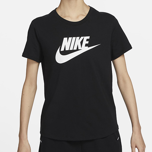 ◆クラブ エッセンシャル Tシャツをゆったりとしたフィット感にアップデート。 短めの胴体部分にゆとりを持たせ、裾をわずかにカーブさせたデザインで、常に快適な着心地と新しいスタイルを実現しました。 ◆特
