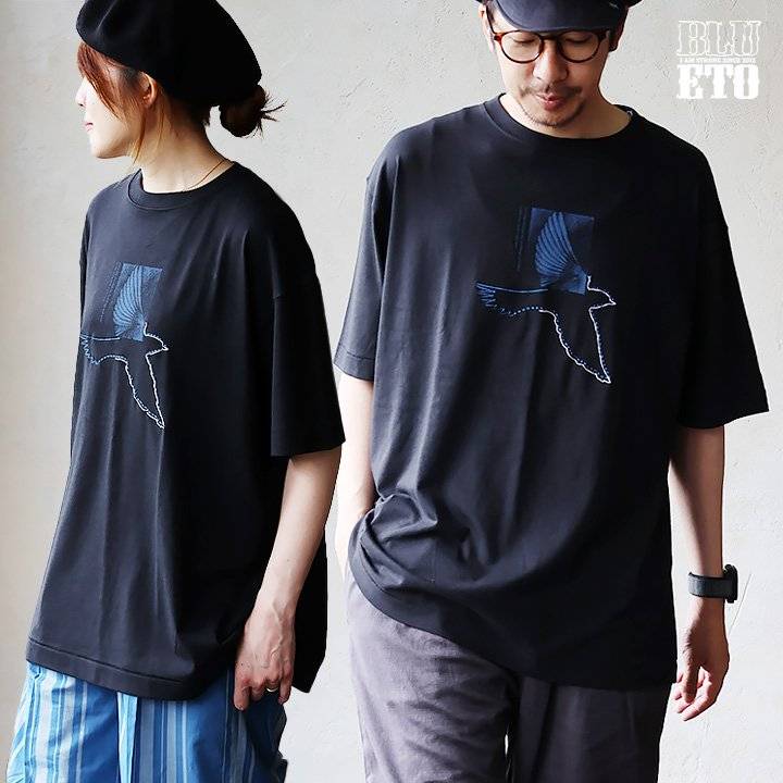r250610001 [商品説明] ・当店のオリジナルブランドのアイコンでは定番の「悠々と飛ぶツバメ」を描いたオリジナルのデザイン。 ・絵画とイラストを組み合わせたような珍しいデザインなんですが、イラ