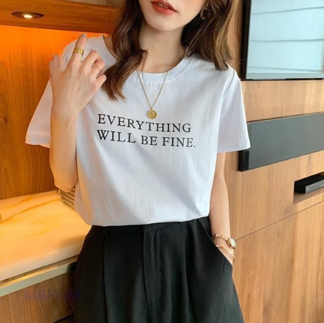 【商品説明】 大人可愛いお洒落なシャツが登場！ カジュアルなTシャツをシンプルのデザインで大人っぽくアップデート。 ワイドパンツやロングスカートなどとも相性。 これからの季節に様々なシーンで大活躍！ 