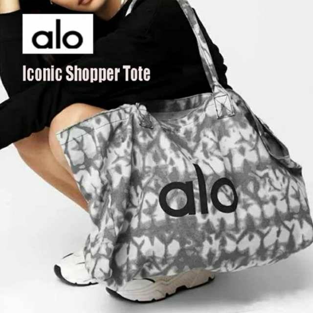 ALOのロゴ入りトートバッグで、ヨガに通いましょう。 日常使いに持ち運べて便利なトートバッグです。 カラー：グレー バッグサイズ：52×30×14cm （素人採寸になりますので、多少の誤差はご了承くだ